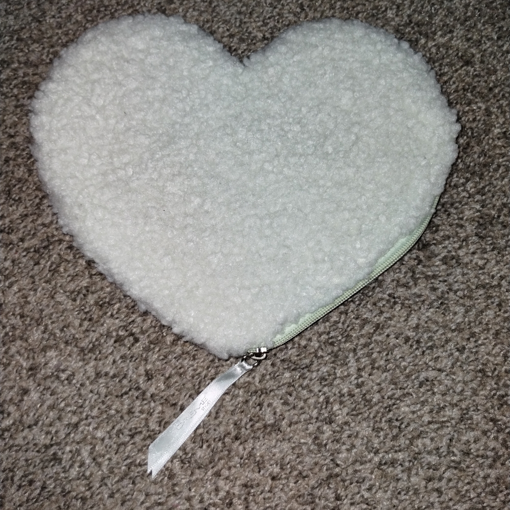 Heart-Shaped Mint Cosmetic Bag